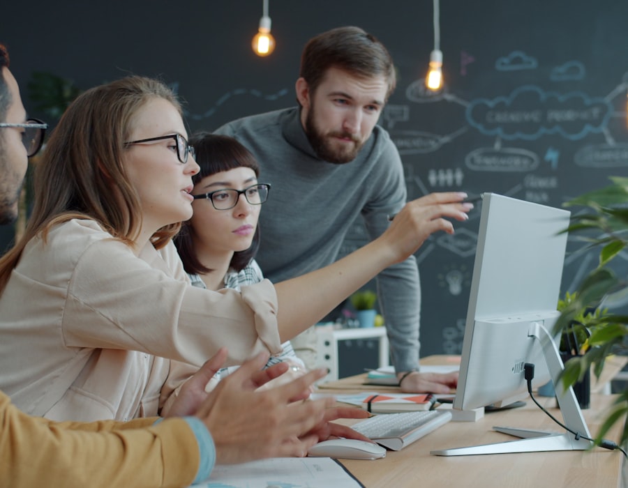 Equipe de agência de viagem utilizando o portal InoveConta em reunião