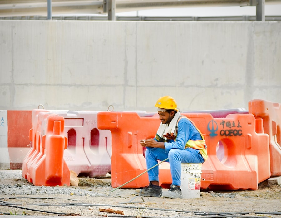 Profissional da construção civil utilizando o app InoveConta em obra