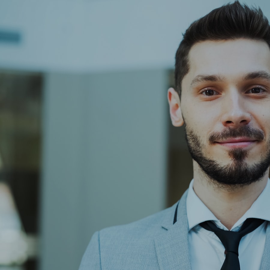Empreendedor sorrindo enquanto usa o aplicativo InoveConta no smartphone