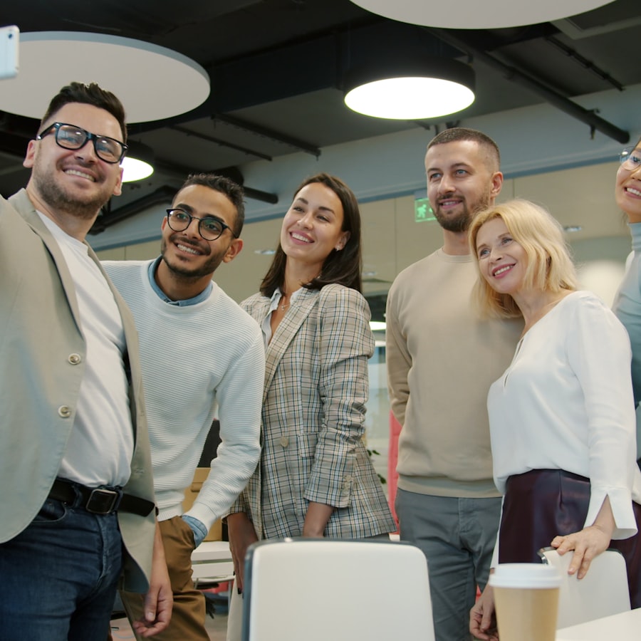Equipe usando o Portal de Gestão Financeira InoveConta no celular